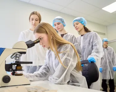 “Зимові канікули” в CSD LAB: старшокласники відкрили світ сучасної лабораторної медицини