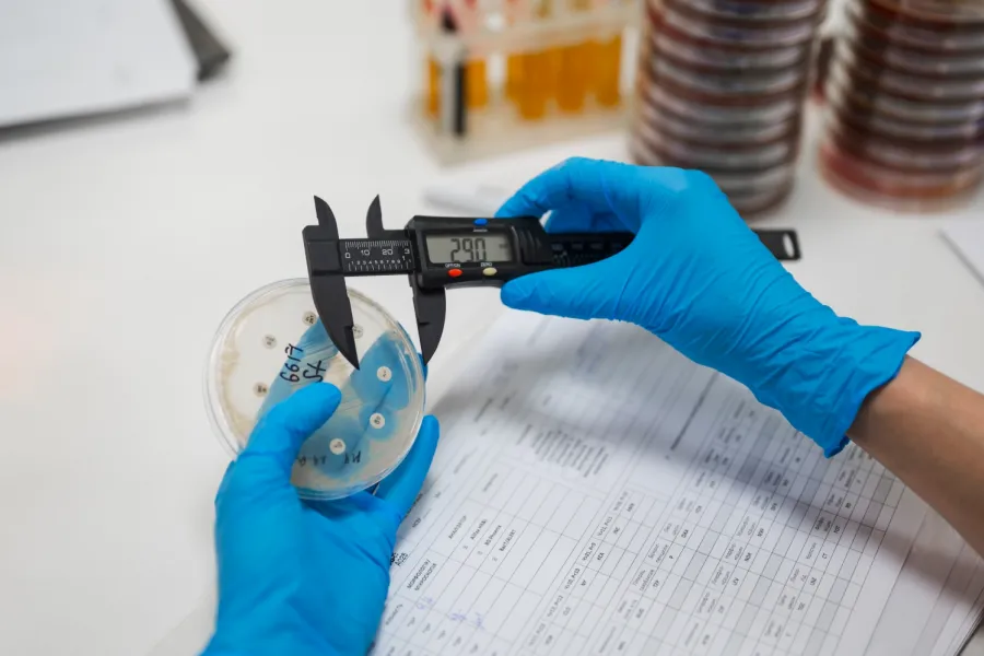 Коли антибіотики перестають працювати: роль лабораторної діагностики у стримуванні резистентності